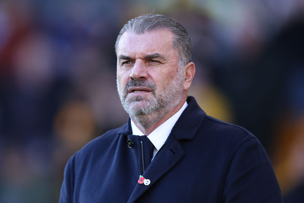 Ange Postecoglou, manager de Tottenham Hotspur, regarde avant le match de Premier League entre Wolverhampton Wanderers et Tottenham Hotspur à Molineux le 11 novembre 2023 à Wolverhampton, en Angleterre. (Photo de Jack Thomas – WWFC/Wolves via Getty Images)