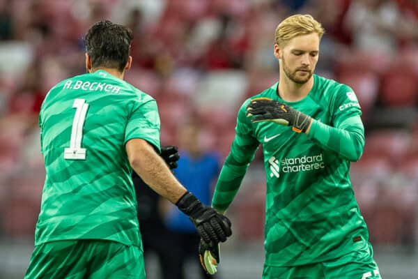 SINGAPOUR – Dimanche 30 juillet 2023 : le gardien de but de Liverpool Caoimhin Kelleher est remplacé par le gardien de but Alisson Becker lors d'un match amical de pré-saison entre le Liverpool FC et le Leicester City FC au stade national de Singapour. (Photo de David Rawcliffe/Propagande)
